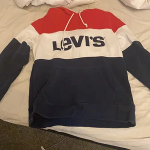 Levi’s hoddie - Säljer min Levis hoddie som aldrig kommer till andvänding. Har bara andvänds ett par gånger men de är inga fel på den eller nånting. Den är köpt från Jeansbolaget och är såklart äkta (nypris ungifär 700kr) Den är som ny:) Hör av er vid intresse<3