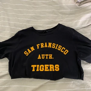 Tshirt - Använd men bra skick, frakten tillkommer elr möts i linköping