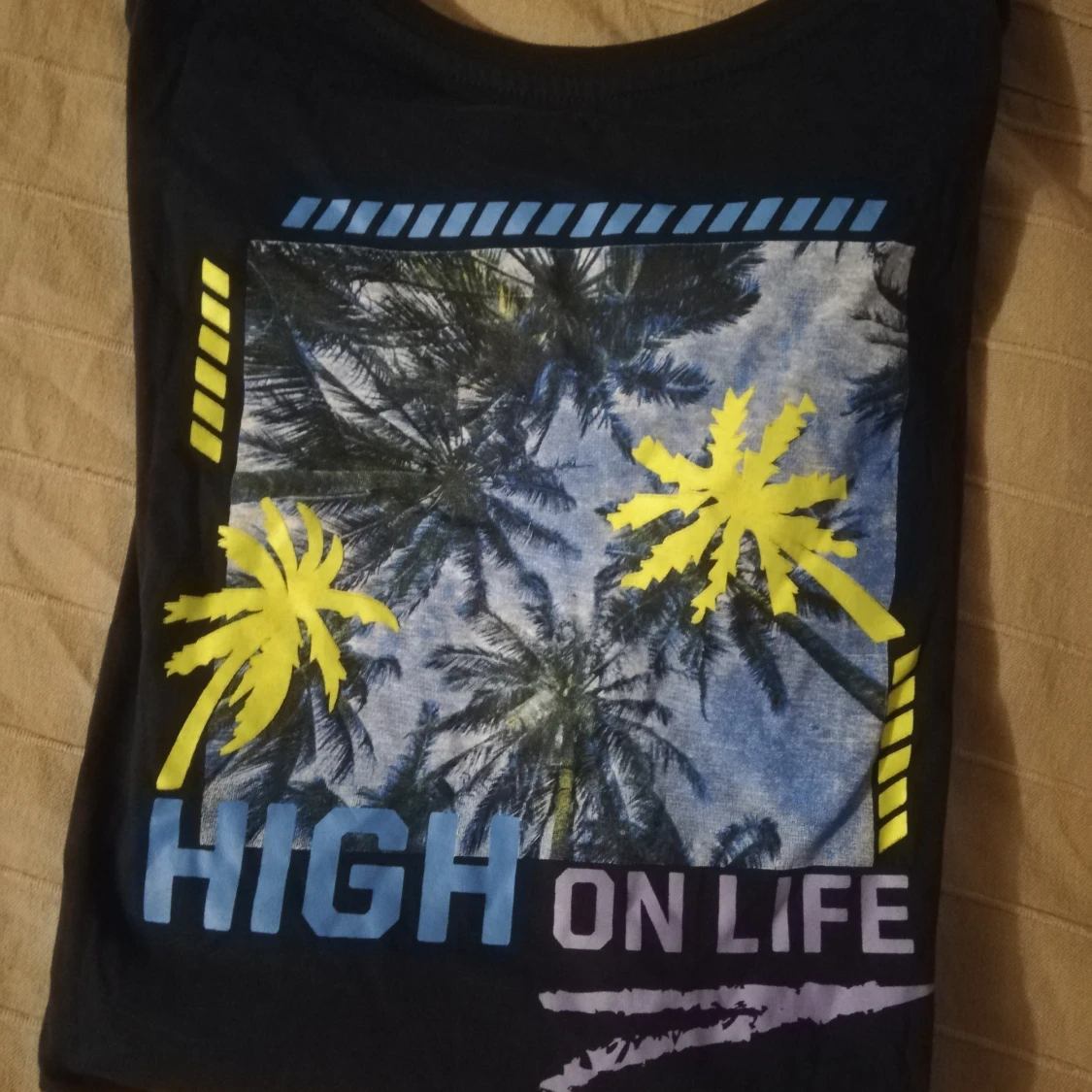 Oanvänd t-shirt Strl M High on life  - 90