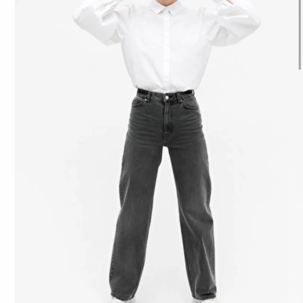 Gråa jeans från monki i modellen Yoko, sparsamt använda💕Köparen står för frakt. Jeans & Byxor.