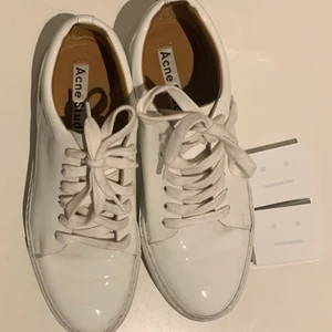 SNEAKERS ACNE - Säljer mina sneakers från Acne eftersom jag köpte för liten storlek. Använda endast ett fåtal gånger. Kan skickas eller mötas i Stockholm/Hudiksvall.