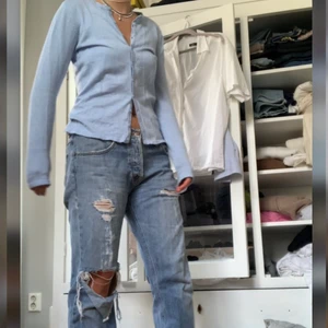 Blå kofta  - En av mina absolut skönaste koftor men har alldeles för många, jättemjukt material och går att ha till alla plagg i garderoben och så fint med knappar til sommaren!🌟