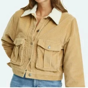 Manchester jacka - Hej, säljer min machester jacka från bikbok pga den inte kommit till användning på senaste. Jackan är som i ny skick. Den är i storlek XS och passar på en person som är mellan 155-163 cm lång ungefär. Orginalpris är 700 kr men säljer den för 350+frakt. Hör av er privat eller i kommentarerna om ni är intesserade. Kolla gärna in mina andra anonser oxå då jag har ett par Y2K jeans ute till försäljning :)