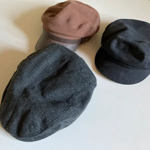 Vintage kepsar - Olika kepsar i storlek 54-56cm. Den bruna är insydd bak för att få bättre passform. Svarta sjömanskepsen är från Brixton, grå gubbkepsen är H&M. Snygga till allt och detaljen som gör outfitten. Bruna kepsen 100kr, Brixton 150kr och gubbkepsen 80kr. Alla tre för 250kr