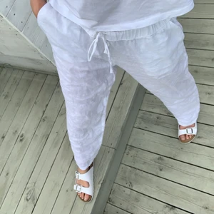 Vita linnebyxor - Ett par jätte fina vita linnebyxor från HM home. De är i storlek M och är därför lite för stora för mig. Använda 1 gång 🔥🔥🔥