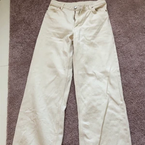 Vita jeans  - Hej! Säljer dessa helt nya vita jeans som jag använt 2 gånger men som tyvärr nu blivit för små för mig. Väldigt snygga och bekväma. Jensen är i stolek 26 (S). 
