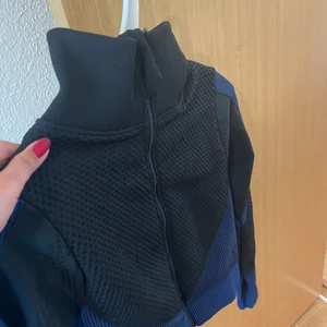 Tröja - Tränings tröja. Aldrig använt, passar till xs och S. Tar ej tillbaka vara o står ej för postens slarv. Dma vid intresse ❤️
