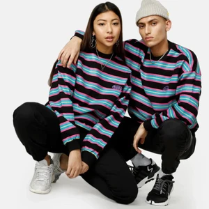 Junkyard tröja multiuniverse - Tröja från junkyard. Storlek M. Lite skadad på ena armbågen från moppeolycka annars i bra skick:)  (Köparen står för frakten)