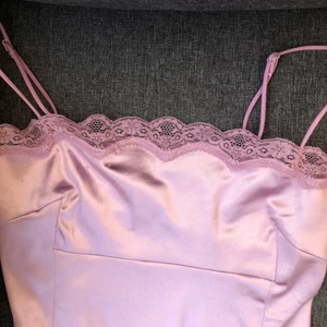 Lila slip dress - sjukt söt lila slip dress från urban outfitters! aldrig kommit till användning. lite nopprig men inget man tänker på! skriv för mera bilder :) 