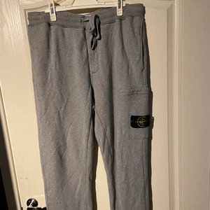 Gråa Stone island mjukisbyxor - Gråa Stone island byxor i storlek L. Inte använt den mycket alls så mycket fint skick! Nypris runt 2200 men säljer för 1000!