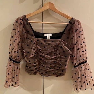 Prickig blus - En croppad blus från Topshop i storlek 34. Stängs med dragkedja på sidan. Blusen är knappt använd så den är i fint skick. Frakt: 66kr spårbart🖤