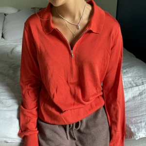 Cool tenniströja &otherstories eur L - Cool orange/röd/brun tröja i storlek L. Superskönt material och textur