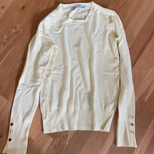 Super fin gul stickad tröja från ZARA  - Mysig gul stickad tröja från ZARA med guld knappar!