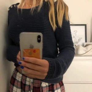 Mörkblå tröja  - Fin mörkblå tröja som inte kommer till användning så mycket! Jätte skön och bra skick!