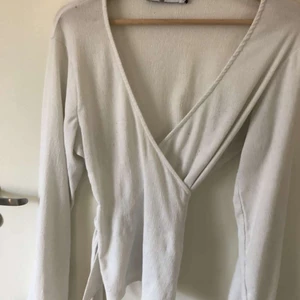 Na-kd tröja storlek L - Bra skick, skön och bekväm urringad , går att justera banden vid midijan