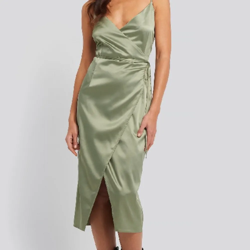 En vacker grön klänning i silkes material, använd en gång så den är som gott som ny. Storlek m men är stor i storlek, men man kan justera med snöret i midjan ✨. Klänningar.