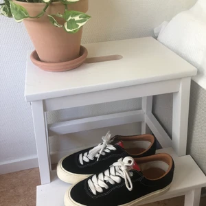 Last Resort sneakers/skateskor - Grymt snygga sneakers/låga skate skor, i svart mocka av märket Last Resort i storlek 37!!   Inköpta på Shelta i Göteborg för ca en månad sedan, men endast använda två korta gånger, aldrig skejtade i, då jag insåg att dem tyvärr var för små för mig:// Har normalt 38 i storlek så inte så konstigt dock..   Förhoppningsvis kan någon annan få användning för dem istället! 