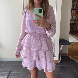 Klänning - Säljer denna blommiga volangklänning som endast är använd en gång 🌸 det är en strl 164 men skulle säga att den motsvarar XS/S då det är det jag har i de flesta kläder. 