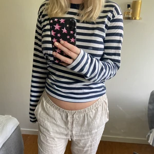 randig tröja - jättefin marinblå och vit randig tröja! nyskick 💗 🌸