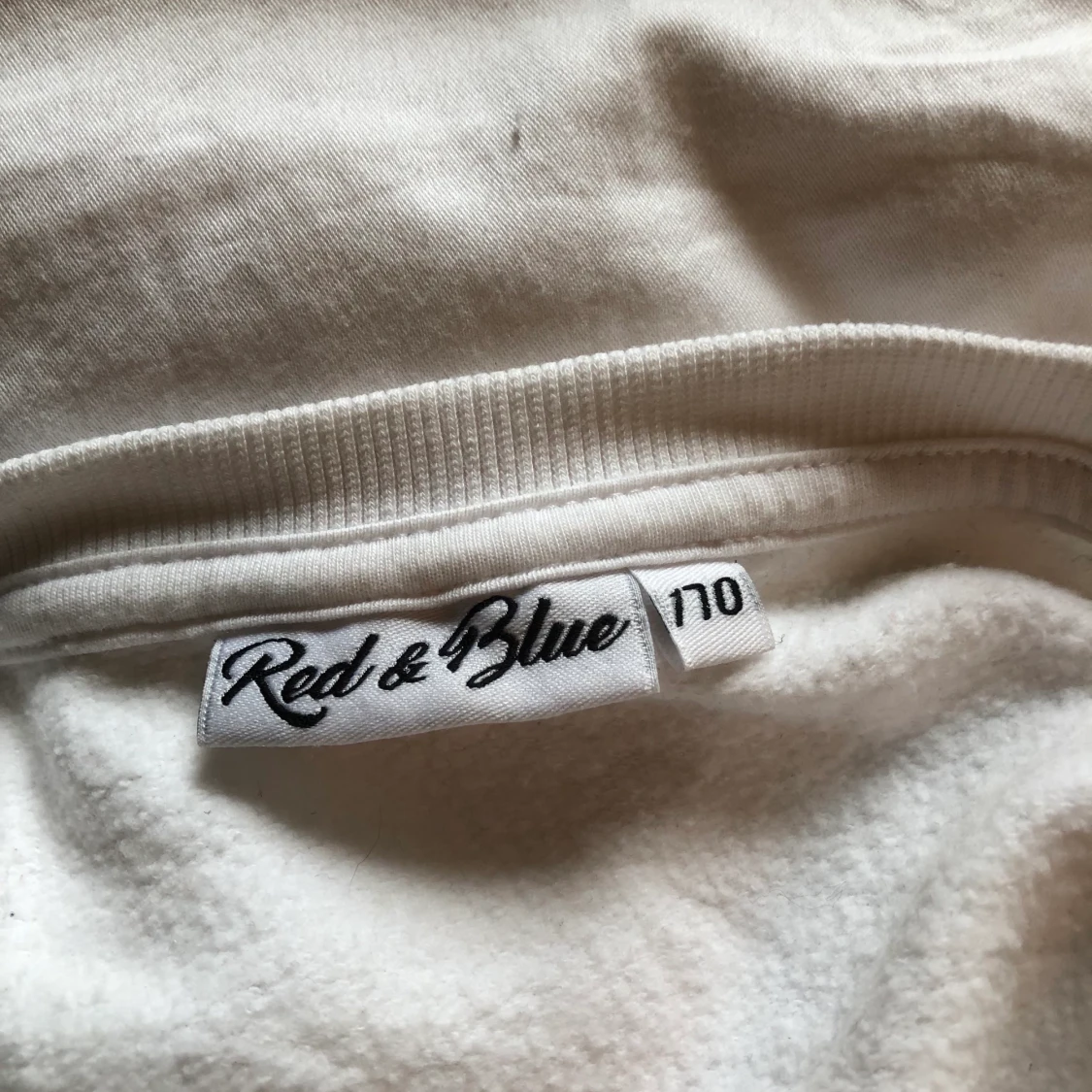 Vit sweatshirt med svarta stipes  - 91