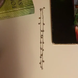 halsband med stjärnor - jättegulligt silvrigt halsband! lite brandy melville, urban outfitters vibes❤️‍🔥 kommer tyvärr inte ihåg vart jag köpt det ifrån :-( tror aldrig jag använt det så det är i toppskick!