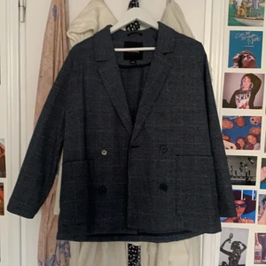 Rutig höstjacka/ blazer  - Säljer min rutiga höstjacka eftersom den inte kommer till användning längre. Den är ganska tunn i materialet och sitter som en oversized blazer skulle jag säga. Den är i storlek S köpt på Monki! Hör av er angående frågor eller fler bilder :) 