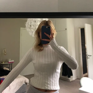 Vit ribbad tröja  - En vit basic ribbad tröja som alltid kan vara bra att ha i garderoben:) köparen står för frakten!!