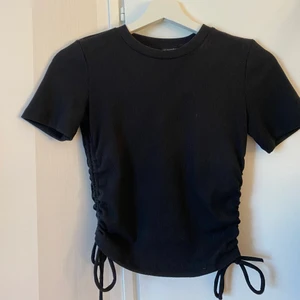 Zara tshirt  - Säljer denna fina zara tshirt i storlek s! Säljes pga används inte. Använd fåtal gånger🤍 40kr exklusive frakt!🤍🤍