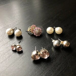 Fett söta örhängen - Jättefina örhängen, pris 10/20 kr styck, bara att skriva. Köp alla för 60 kr, paketpris💘💅❤️