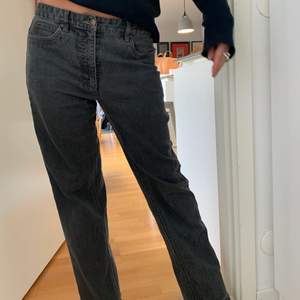 Säljer ett par gråa raka jeans i storlek 38!