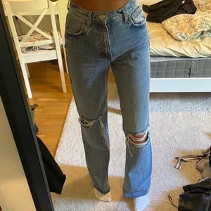Trendiga Zara jeans - Trendiga vida blåa jeans, använda 1 gång så, så gott som nya. Kommer inte till användning därav säljer jag dem. Köptes för några månader för 400kr men säljs nu för 220kr