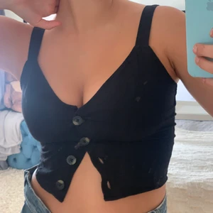 Svart linne topp  - Fin linne topp från Lindex förra året. Oanvänd. Storlek xs men passar även s då den har resår på ryggen. 