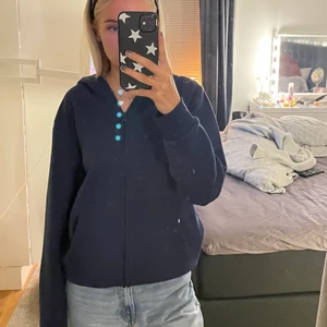 Blå zip hoodie - Superfin blå ziphoodie . Storlek 170 men passar xs/s❤️