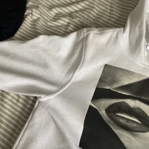 Hoodie med tryck  - Säljer hoodie med tryck på ifrån ett UF företag i storlek S. Knappt använd, bra skick. Köparen står för frakt 