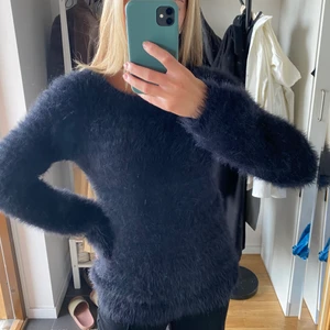 Tröja - Fluffig svart tröja från Ginatricot i storlek S🤍