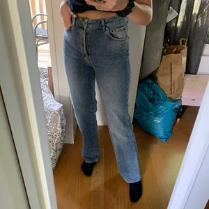 Raka jeans - Säljer mina raka Bik bok jeans som endast är testade men kom tyvärr inte till användning! Köpta för 599kr och säljer nu för 350kr, om fler är intresserade blir det budgivning! Strl 31 i midjan men sitter absolut mer som en 30!