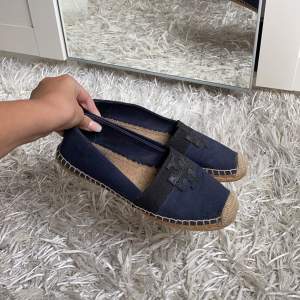 Svart/blåa Tory burch espadrilles i storlek 8,5. Jag har storlek 39 och de passar mig🤍🤍 nypris är 1299kr och jag säljer för 800kr!!!