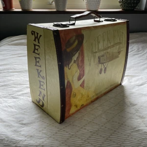 Vintage Weekend-bag/koffert - Gammal vintage väska i hårt trä med fina och välbehållna detaljer. Endast haft som dekoration så den är som ny.