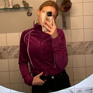 Fliströja från bikbok strl xs - Fliströja från bikbok i kort modell storlek xs, säljer eftersom jag inte använder den. Använd fåtal gånger, köptes för 249 kronor  