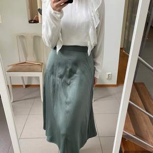 Jättefin kjol från HM i storlek 36, passar även 34. Knappt använd och i nyskick