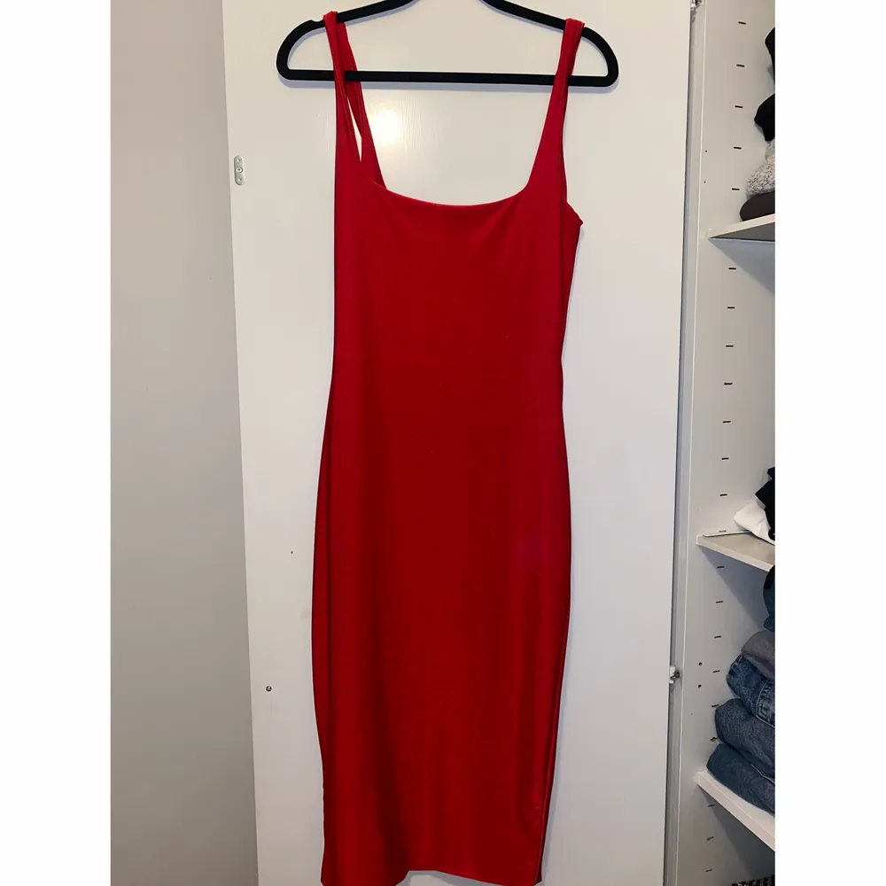 Röd tight midi klänning från Nelly.  Lite glans i materialet, samma modell som den beige jag har annonserat tidigare. Använd 2 gånger. . Klänningar.