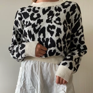 Stickad tröja leopard  - Köpte denna i Paris på galeries Lafayette. Storlek 16 år men passar mig som är en xs/s. Lite kortare än en vanlig stickad tröja. Inköpt för runt 500 kr 