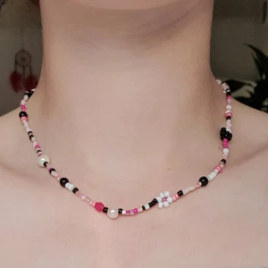 Halsband - 💜Egengjort custommade halsband. Välj själv hur just ditt halsband ska se ut! Kolla in profil för inspiration🖤 Jag gör även ringar, armband och örhängen. Dma för bilder på pärlor eller vid frågor😊 Frakt 12kr