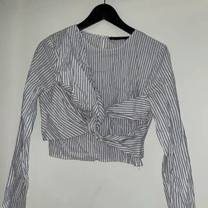 Zara topp S/M - Jag säljer denna då den är för liten för mig. Aldrig använd. Storlek M, men skulle snarare säga att den är storlek S. Hör av dig för mer information och fler bilder! 