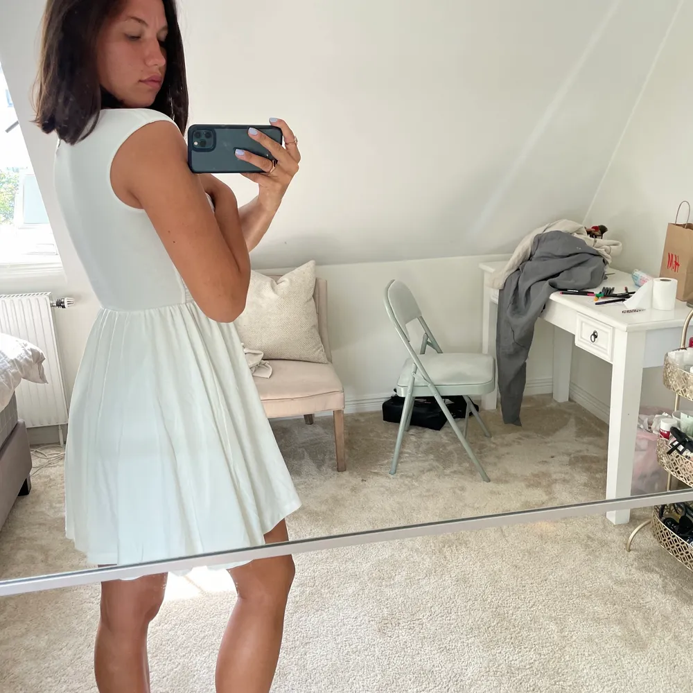 En vit klänning från Bubbleroom i storlek XS, perfekt till studenten ❤️‍🔥🙏🏽 köparen står för frakt. Klänningar.