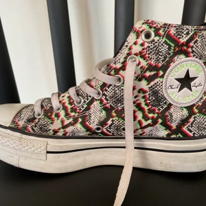 Converse All Star (Chucks) med platå - Mönstrade Chucks i tyg med platå. Använda ett fåtal gånger. Storlek 39. Väldigt bra skick. 