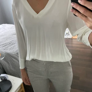 Vit blus  - Vit blus knappt använd 