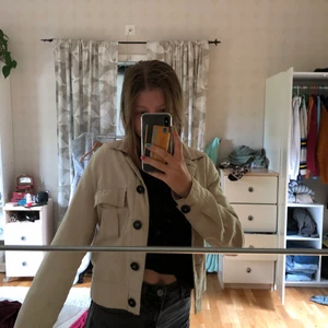 Jacka  - Tunn beige skjort- jacka från New look, fint skick💞