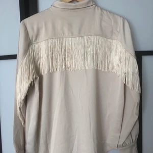 Ichi skjorta / blus 38 - Mycket bra skjorta från Ichi / storlek 38 ! Modernt och bekvämt.  Jag säljer endast sådant som jag själv skulle kunna tänka mig att buda på. Köparen står för frakten. Jag ansvarar inte för postens hantering