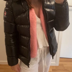 Colmar jacka - Säljer nu min vinterjacka som bara är använd under förra vintern, köpt på Kidsbrandatore; Nypris 3500kr💕Är i bra skick, inga hål eller slitningar, skulle säga att den är som i nyskick!Storlek xs/s❤️